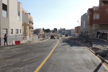Vista desde la Carretera de Níjar con dos carriles, uno para cada sentido.