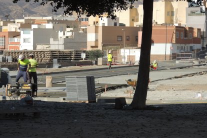 Trabajando en la recta donde están Zitro, Nave 44...