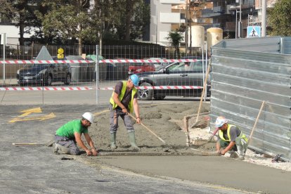 Operarios trabajando durante el fin de semana sobre el cajón ferroviario.