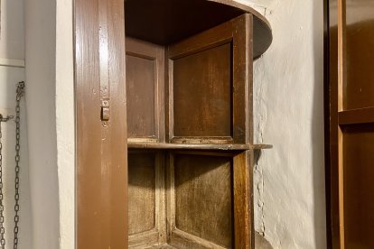 Ventana con torno para atender al público.