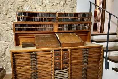 Mueble de encuadernación, en cuyos cajones están los tipos móviles de la imprenta.