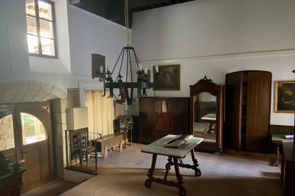 La sacristía interior, donde guardan las casullas y los jarros para las flores.