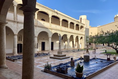 Claustro de la zona privada del convento, cuyo césped está siendo sustituido por piedras.