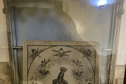 El primer cliché en la piedra de la Virgen. Aparece una cadena franciscana en cuyos eslabones hay nombres de monasterios.