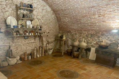 En el suelo se pueden ver las tinajas, donde guardaban los alimentos a falta de frigorífico.