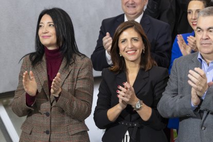 Anabel Mateos, a la izquierda, esta mañana en la sede de Ferraz.