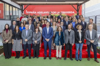 Foto de familia de la dirección federal socialista, con Anabel Mateos en primera fila.