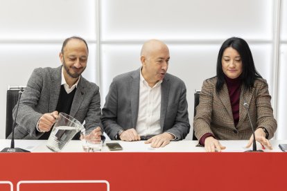 A la derecha, Anabel Mateos, esta mañana en la sede de Ferraz.