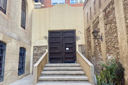 Parte interna de la puerta trasera del convento.