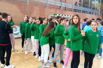 Las chicas esperando su turno para ir a recoger el galardón.