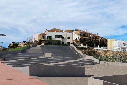 Detalle del parte del parque con graderío-escolares y pista deportiva.