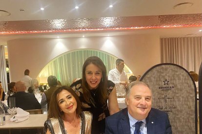 Estrella Navarro, directora médica del Hospital Universitario de Torrecárdenas, detrás de Carlos Marcote y su esposa, María José Alías.