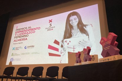I gala de entrega de premios organizada en Almería por la Asociación Foro de Mujeres Líderes y Combo Comunicación.