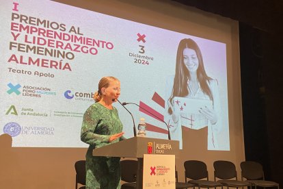 I gala de entrega de premios organizada en Almería por la Asociación Foro de Mujeres Líderes y Combo Comunicación.
