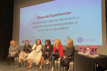 I gala de entrega de premios organizada en Almería por la Asociación Foro de Mujeres Líderes y Combo Comunicación.