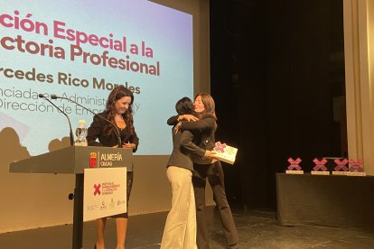 I gala de entrega de premios organizada en Almería por la Asociación Foro de Mujeres Líderes y Combo Comunicación.