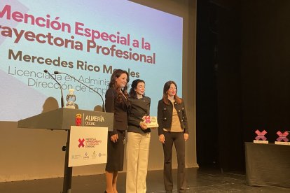 I gala de entrega de premios organizada en Almería por la Asociación Foro de Mujeres Líderes y Combo Comunicación.