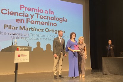 I gala de entrega de premios organizada en Almería por la Asociación Foro de Mujeres Líderes y Combo Comunicación.