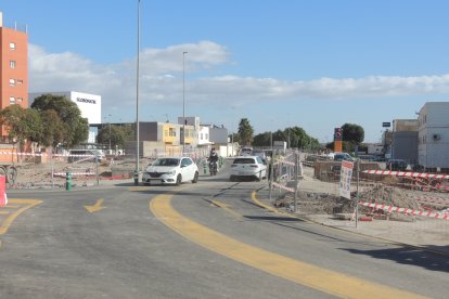 Los coches circulando con precaución.