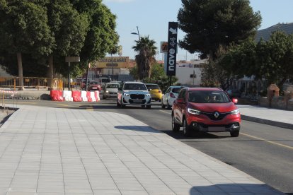 Coches en sentido a la capital por Carretera de Níjar.