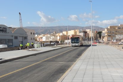 El autobús urbano abandona la calle Pilones del barrio molinero y entra en Carretera de Níjar.
