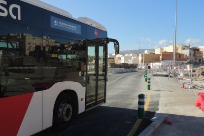 El servicio de autobús y la rotonda de Carrefour al fondo.