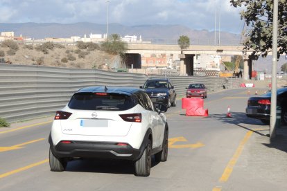 Coches circulando hacia el desvío del Estadio Mediterráneo.