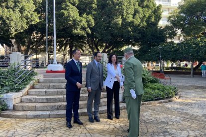 Acto del izado de la bandera de España, con motivo del día de la Constitución.