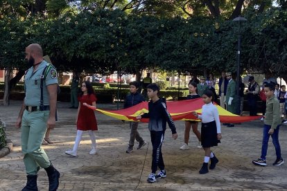 Acto del izado de la bandera de España, con motivo del día de la Constitución.