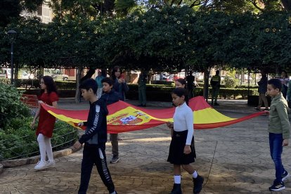 Acto del izado de la bandera de España, con motivo del día de la Constitución.