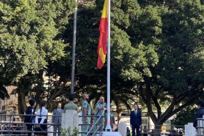 Acto del izado de la bandera de España, con motivo del día de la Constitución.