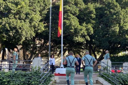 Acto del izado de la bandera de España, con motivo del día de la Constitución.