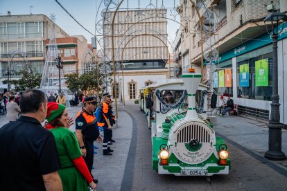Roquetas de Mar inaugura sus luces de Navidad y su extensa programación festiva.