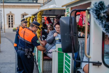 Roquetas de Mar inaugura sus luces de Navidad y su extensa programación festiva.