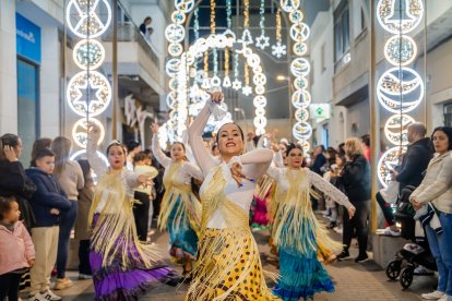 Roquetas de Mar inaugura sus luces de Navidad y su extensa programación festiva.