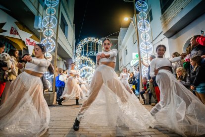 Roquetas de Mar inaugura sus luces de Navidad y su extensa programación festiva.