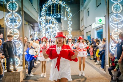 Roquetas de Mar inaugura sus luces de Navidad y su extensa programación festiva.