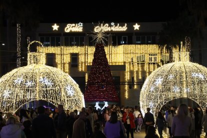 El Ejido, inaugura su encendido de Navidad.