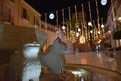 Macael llena sus grandiosos monumentos en Mármol de luz navideña.