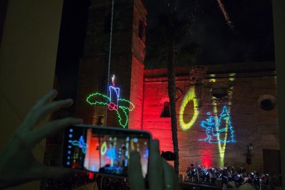 Vera inaugura estas fiestas con espectáculo pirotécnico, música y mucho ambiente.