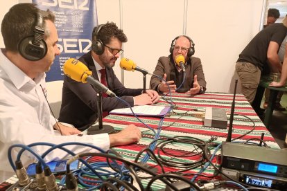 El presentador del Hoy por Hoy Almería, Fran García junto al alcalde de Ugíjar Federico López y el subdelegado del Gobierno en Granada.