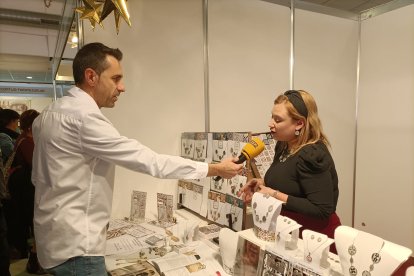 Fran García entrevista a diferentes responsables de los stands.