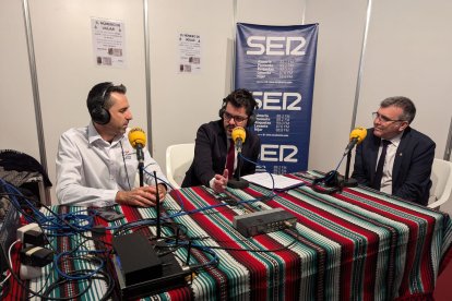 El presentador del Hoy por Hoy Almería, Fran García junto al alcalde de Ugíjar Federico López y el subdelegado del Gobierno en Granada.