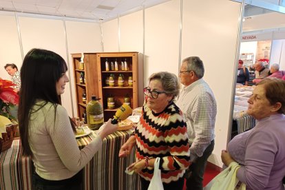 Trinidad va todos los años a Expoalpujarra desde Almería capital, para comprar aceite de Cherín.
