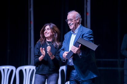 Vicente del Bosque recibe una placa de conmemoración.