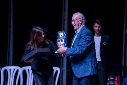 Vicente del Bosque recibe también el trofeo de la AlmeríaCup.