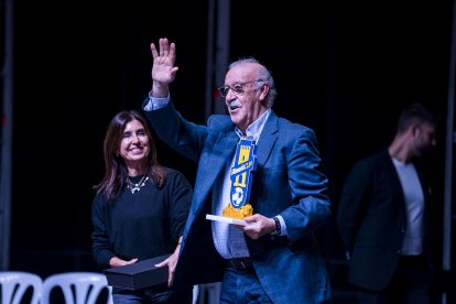 Vicente del Bosque recibe también el trofeo de la AlmeríaCup.