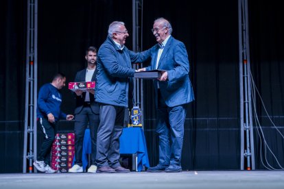 El ex entrenador de fútbol fue el encargado de entregar el reconocimiento a los veteranos del fútbol almeriense.