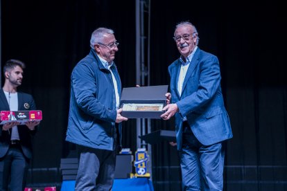 El ex entrenador de fútbol fue el encargado de entregar el reconocimiento a los veteranos del fútbol almeriense.