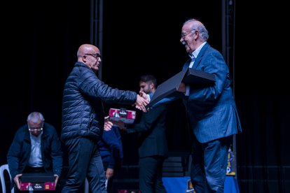 El ex entrenador de fútbol fue el encargado de entregar el reconocimiento a los veteranos del fútbol almeriense.
